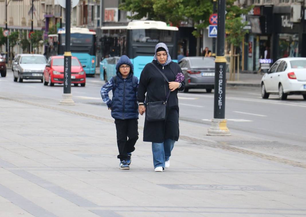 Dünyada sıcaklık rekoru kırılırken Türkiye'deki o kentte hava 13 dereceye düştü! Temmuzda kışlık kıyafetlerle dolaştılar 5